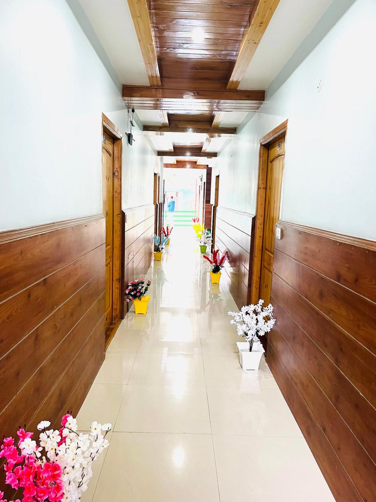 Vista Resort, Manali - ! Near Mall Road !! Hot & Cold Ac Rooms !! Best Selling !! Big Parking !! Luxury Collection !! Open Terrace !! Lift !! Playing Zone !! Property Of The Year ! ภายนอก รูปภาพ