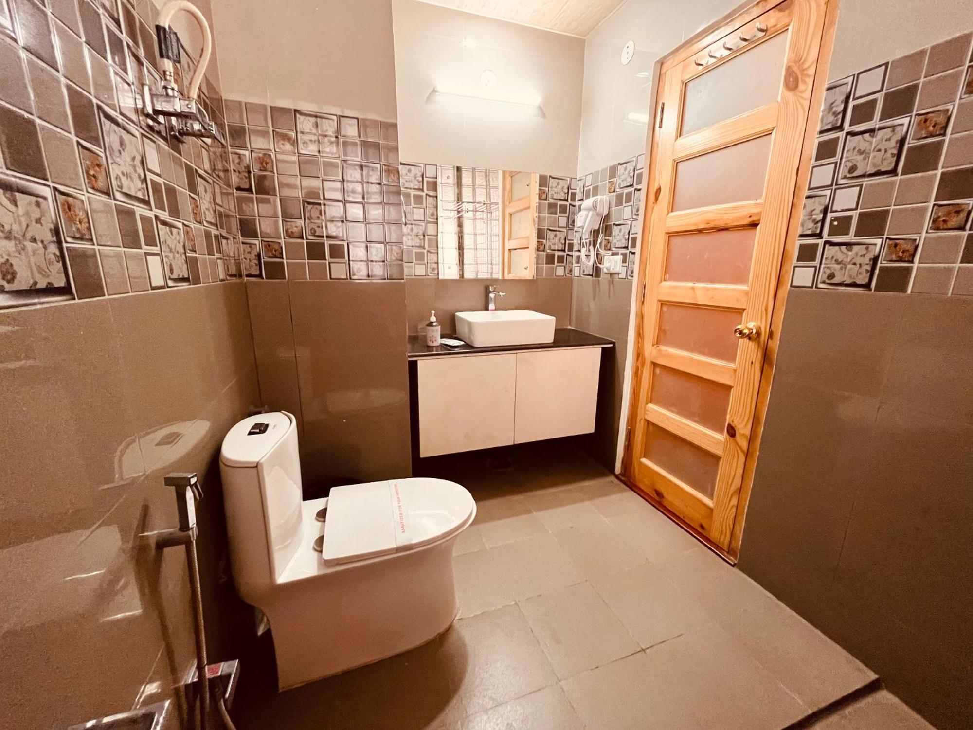 Vista Resort, Manali - ! Near Mall Road !! Hot & Cold Ac Rooms !! Best Selling !! Big Parking !! Luxury Collection !! Open Terrace !! Lift !! Playing Zone !! Property Of The Year ! ภายนอก รูปภาพ
